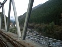 駅のホームから川を覗く
